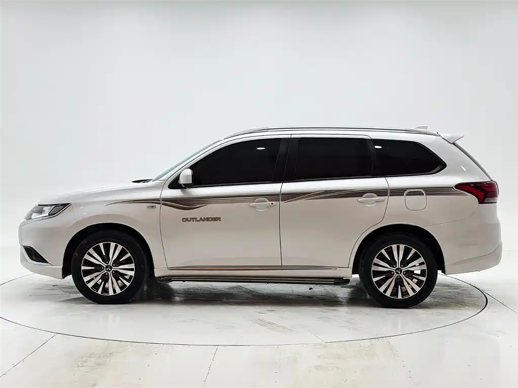 Mitsubishi Outlander 2021 2.0L 2WD Smooth Ride Version 5-Seater фото 7
