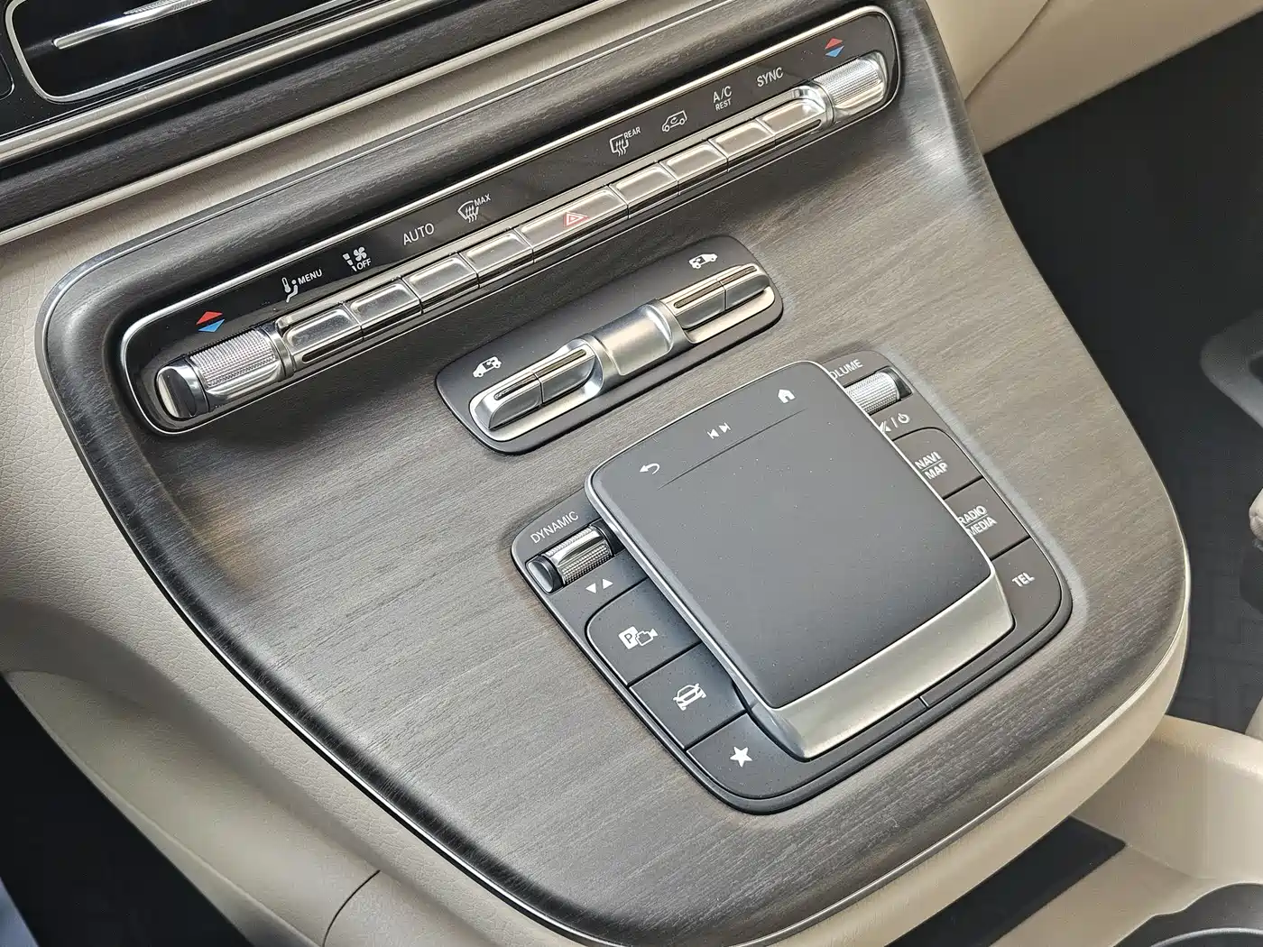 Mercedes-Benz V-Class 2024 V 300 L Long Wheelbase Luxury Edition фото 17
