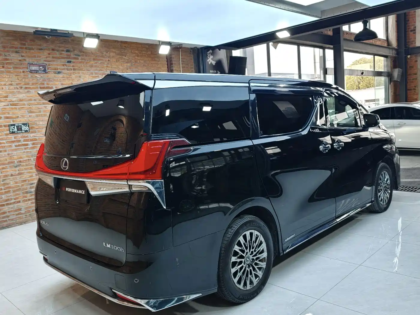Lexus LM 2020 300h 4-Seat Imperial Edition фото 12