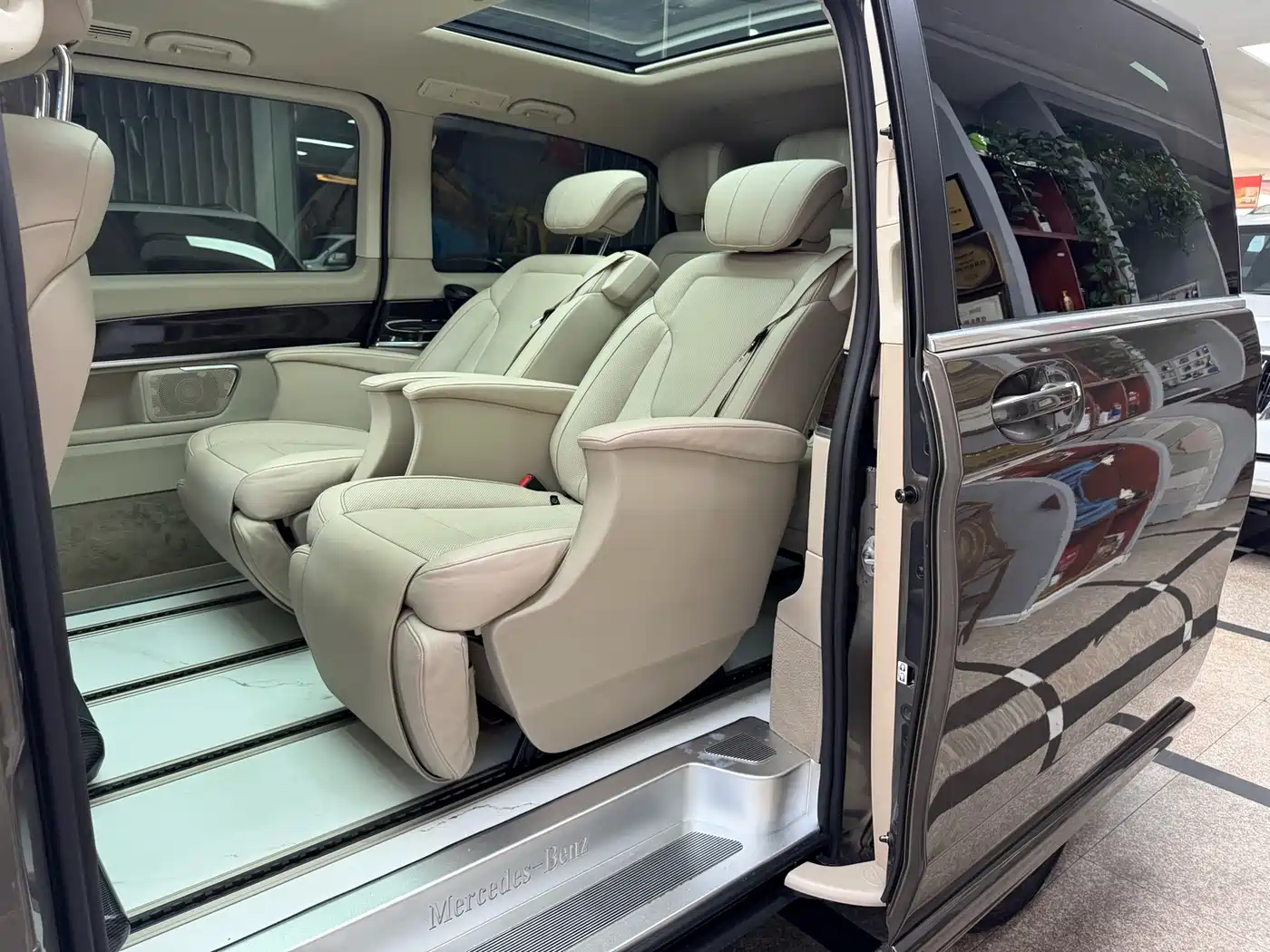 Mercedes-Benz V-Class 2017 Model V 260 Premium Edition фото 20
