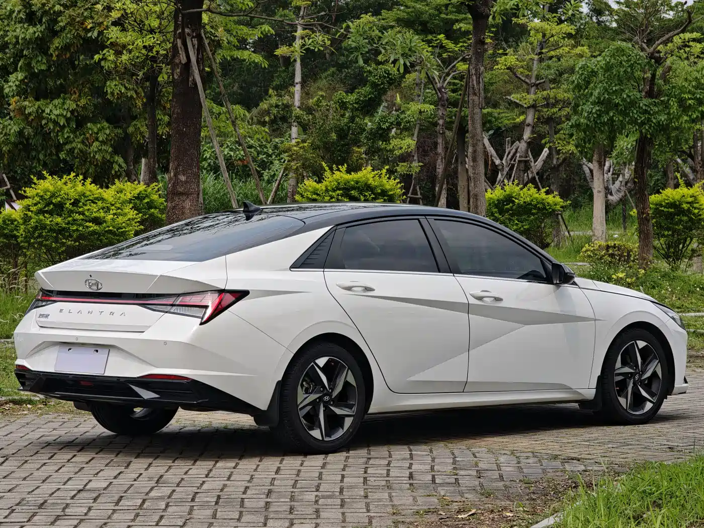 Hyundai Elantra 2022 1.5L CVT LUX Premium Edition фото 19
