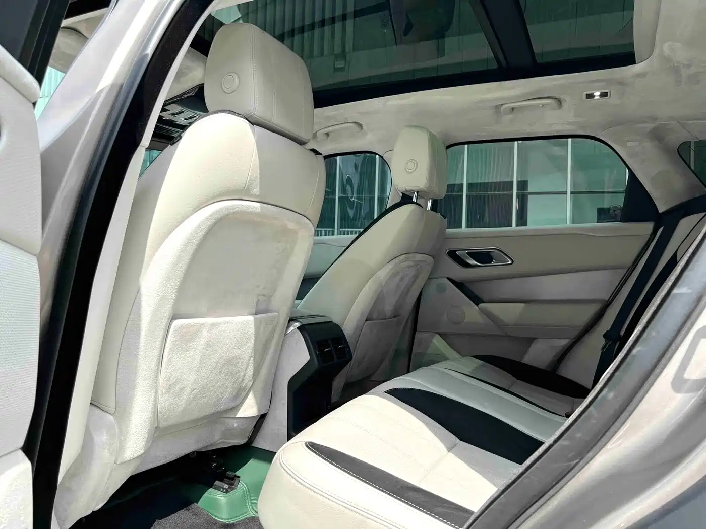 Land Rover Range Rover Velar 2021 P250 Gloss Black Collector's Edition фото 11