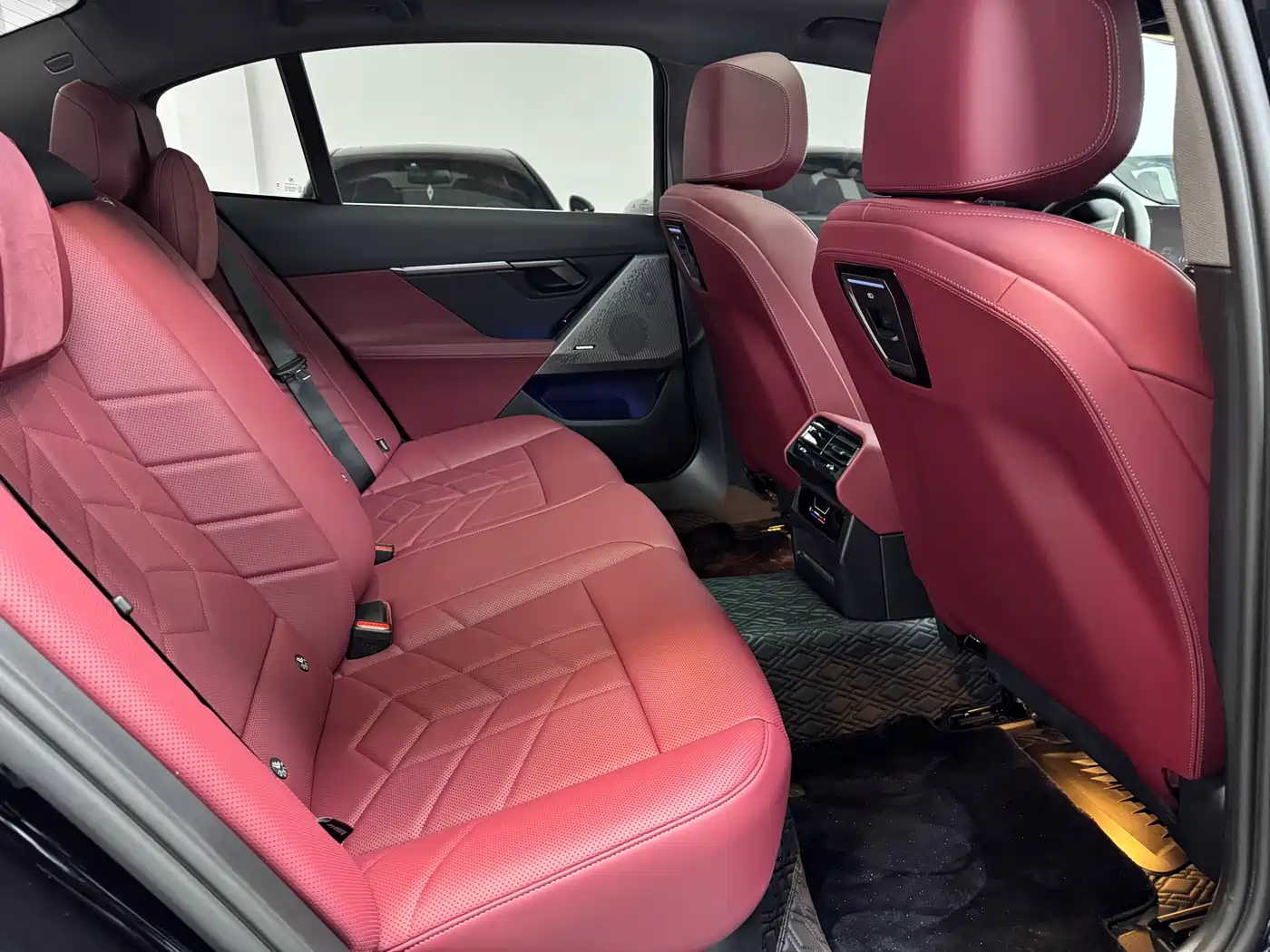 BMW 5 Series 2026 530Li Leading Luxury Package фото 9