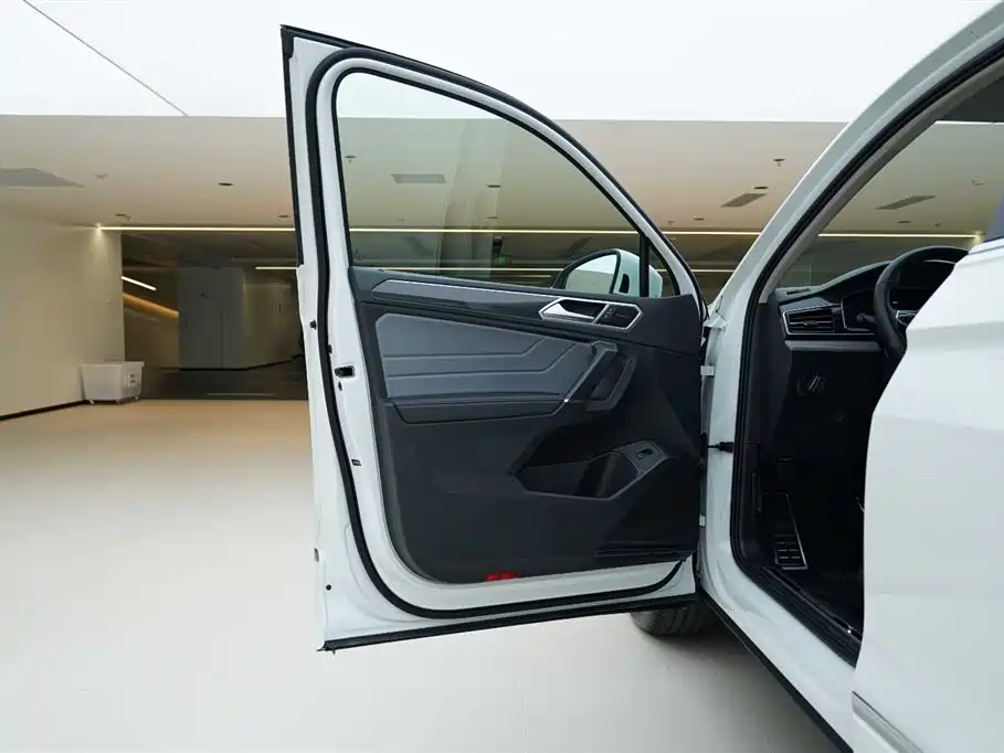 Volkswagen Tiguan L 2023 Facelift 380TSI Automatic 4WD R-Line Flagship Edition 7-Seater фото 16