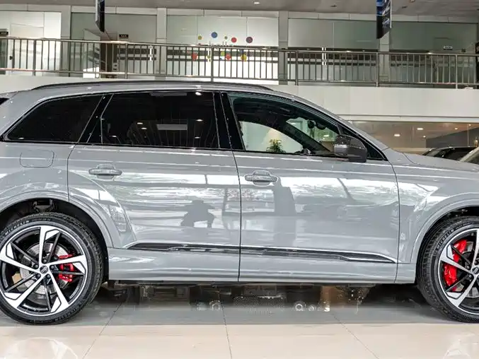 Audi SQ7 2024 4.0 TFSI Dark Knight Edition фото 4