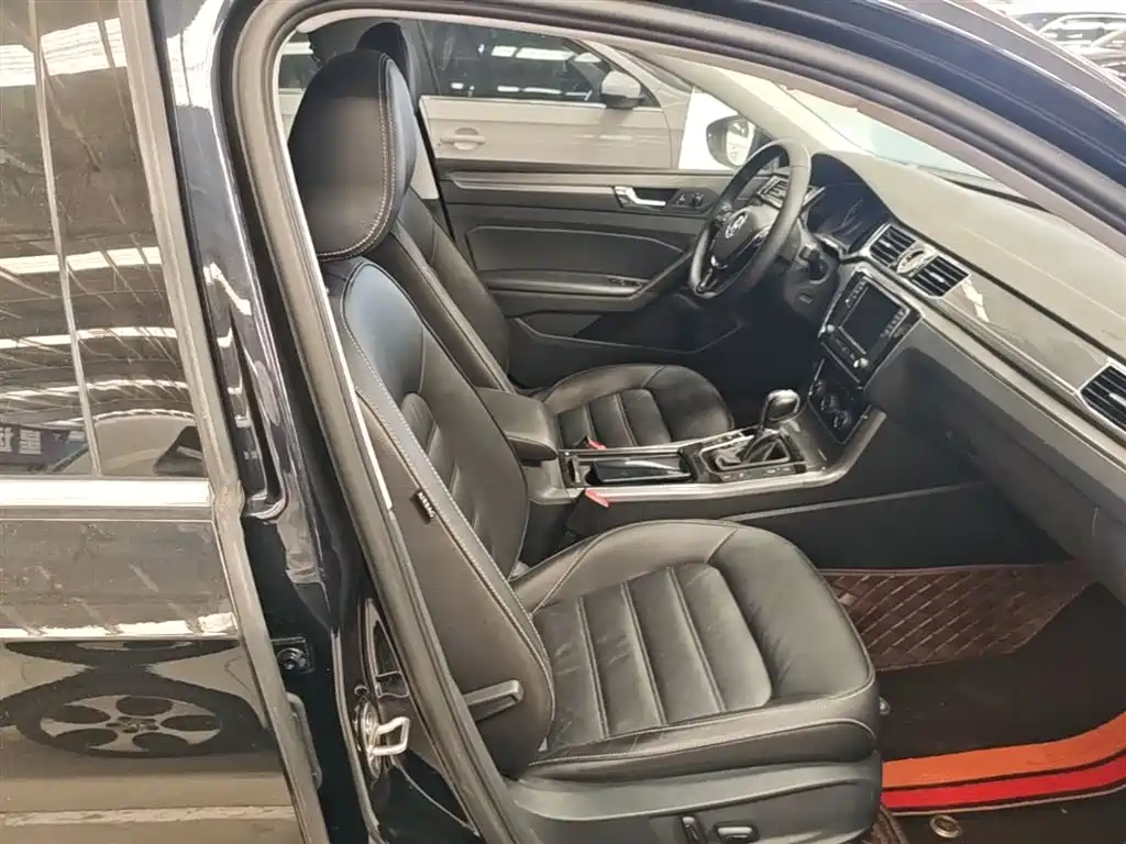Volkswagen Passat 2017 330TSI DSG Prestige фото 25