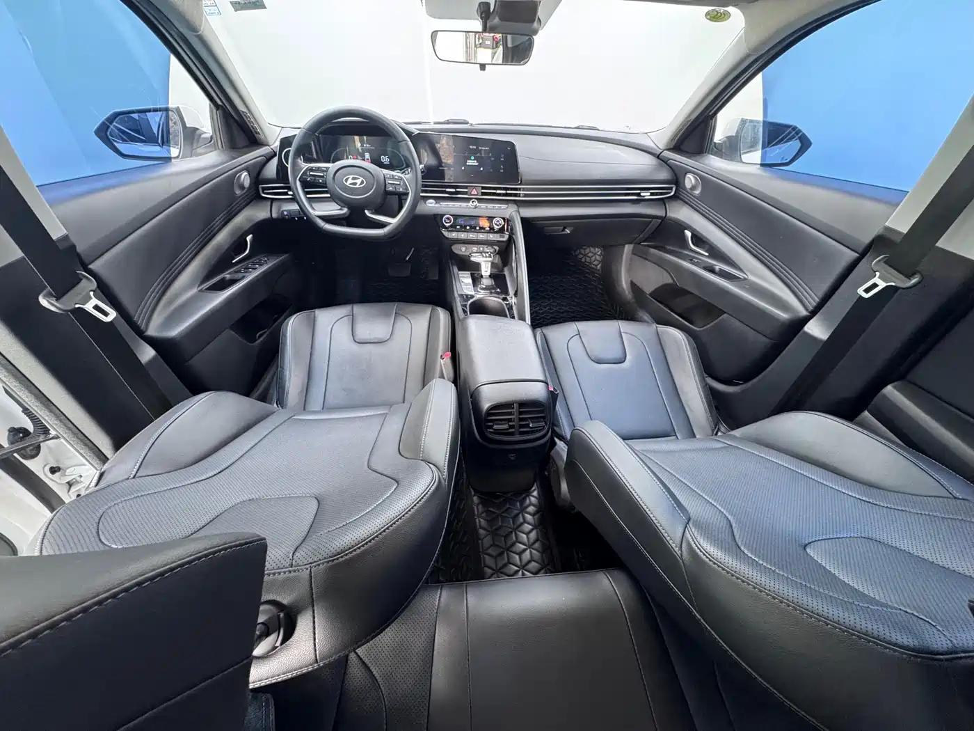Hyundai Elantra 2023 Model 1.5L CVT LUX Premium Edition фото 22