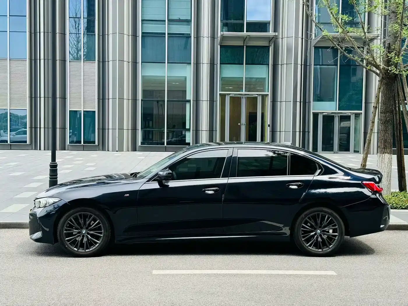 BMW 3 Series 2023 325Li M Sport Black Night Package фото 5