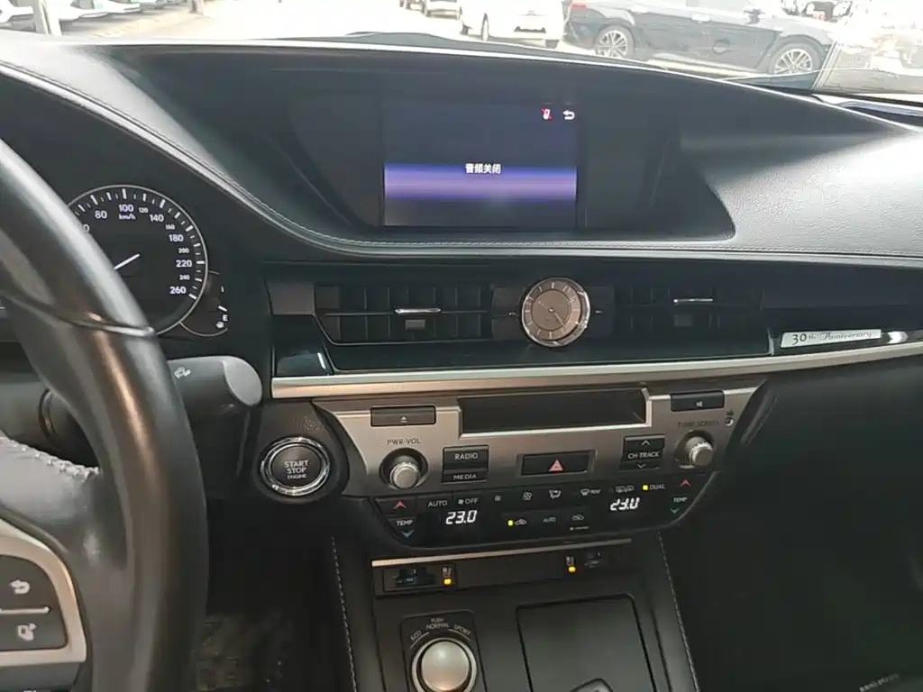 Фото 13 - Lexus ES