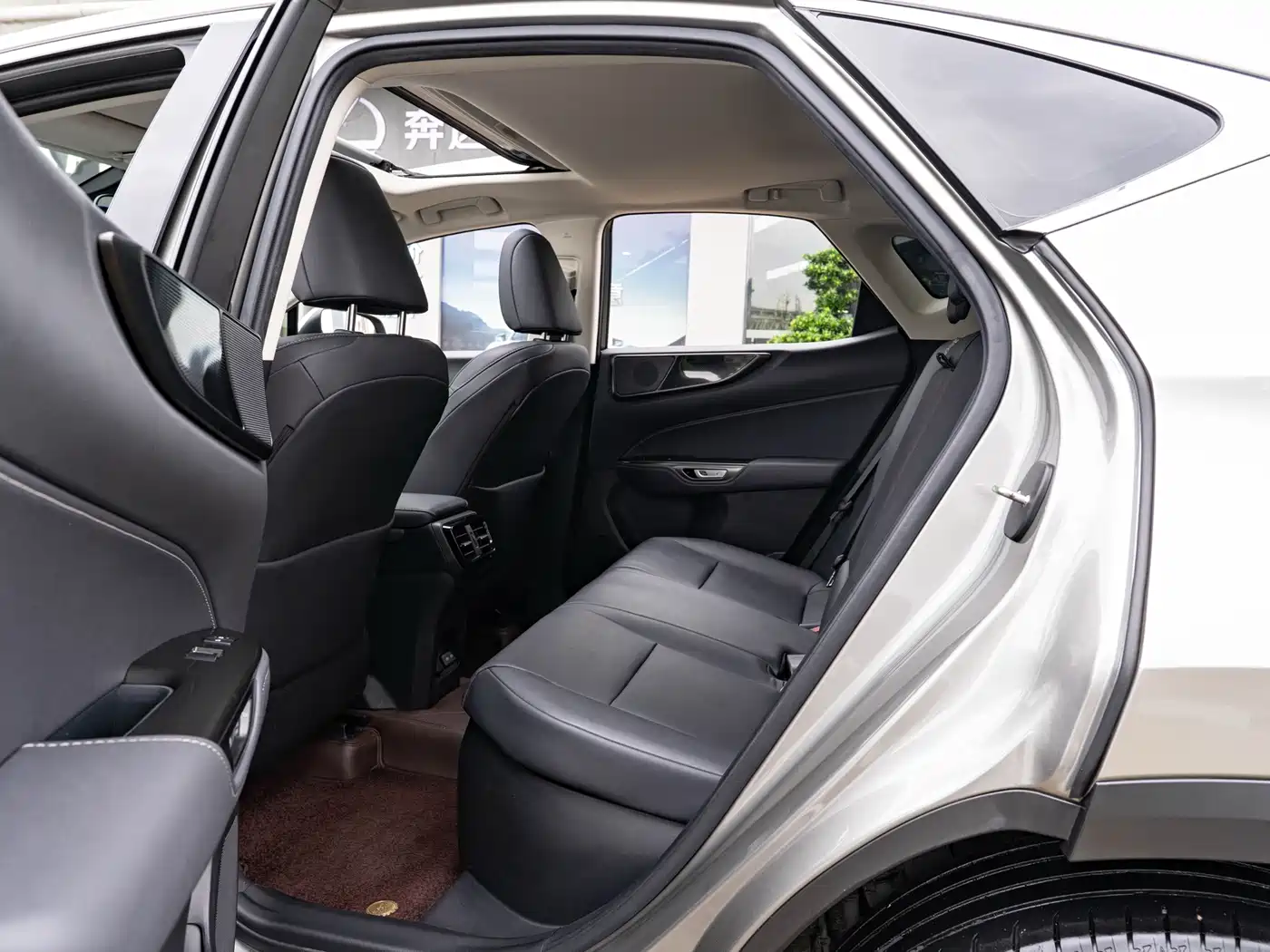 Фото 10 - Lexus NX