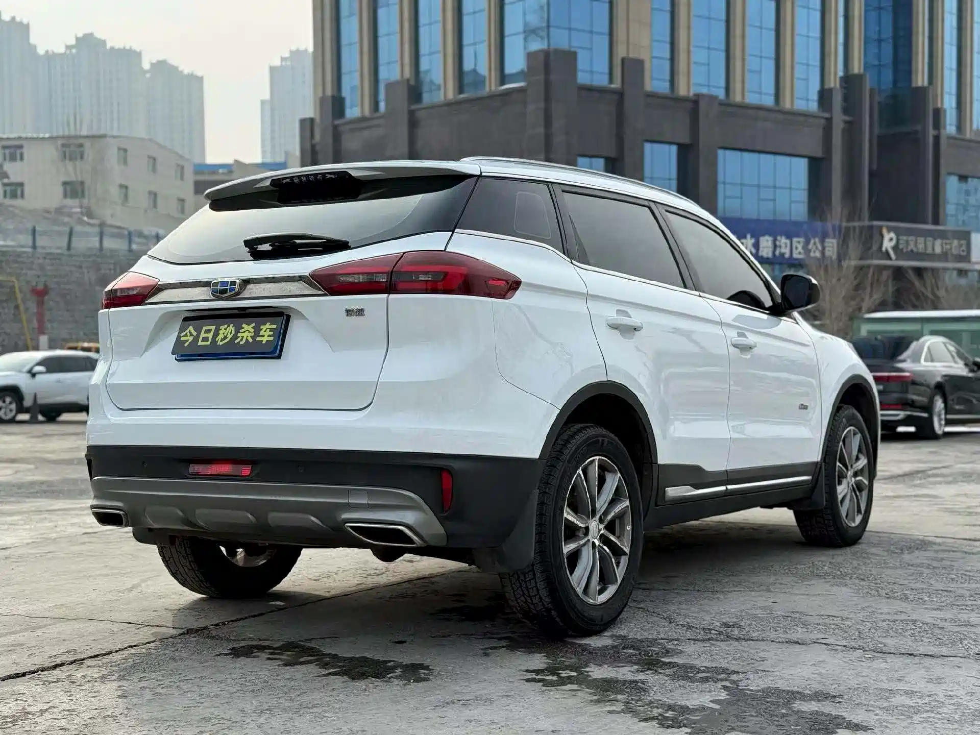 Фото 9 - Geely Atlas