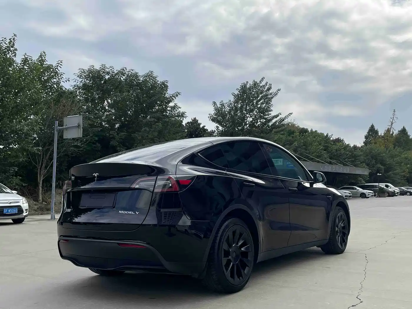 TESLA MODEL Y