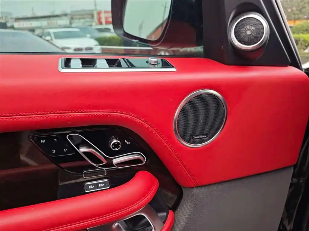 Land Rover Range Rover 2021 3.0 L6 Golden Age Edition фото 7