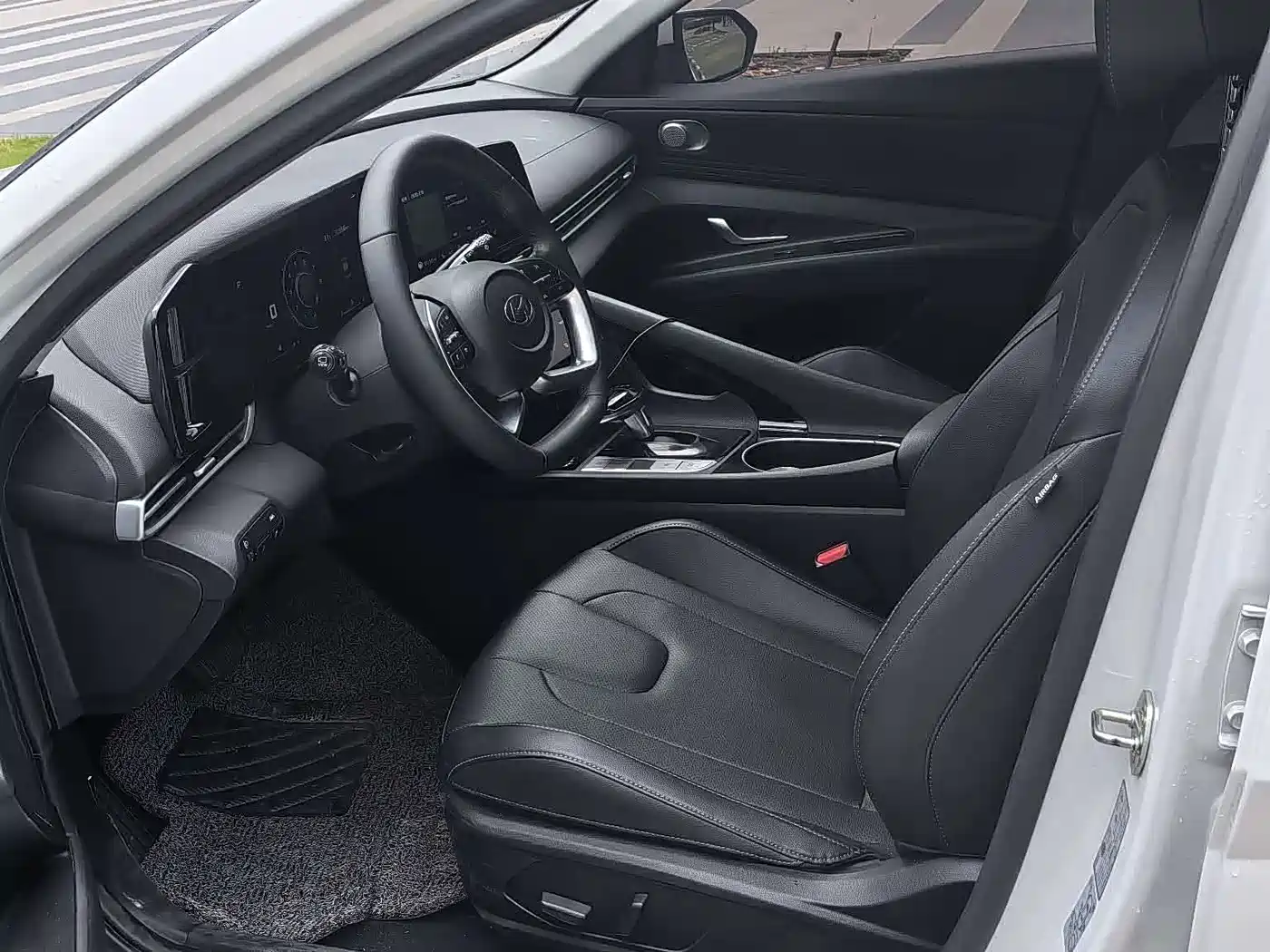Hyundai Elantra 2021 1.5L CVT LUX Premium Edition фото 5