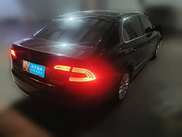Škoda Superb 2013 1.8TSI Automatic Elite Edition — фото 2
