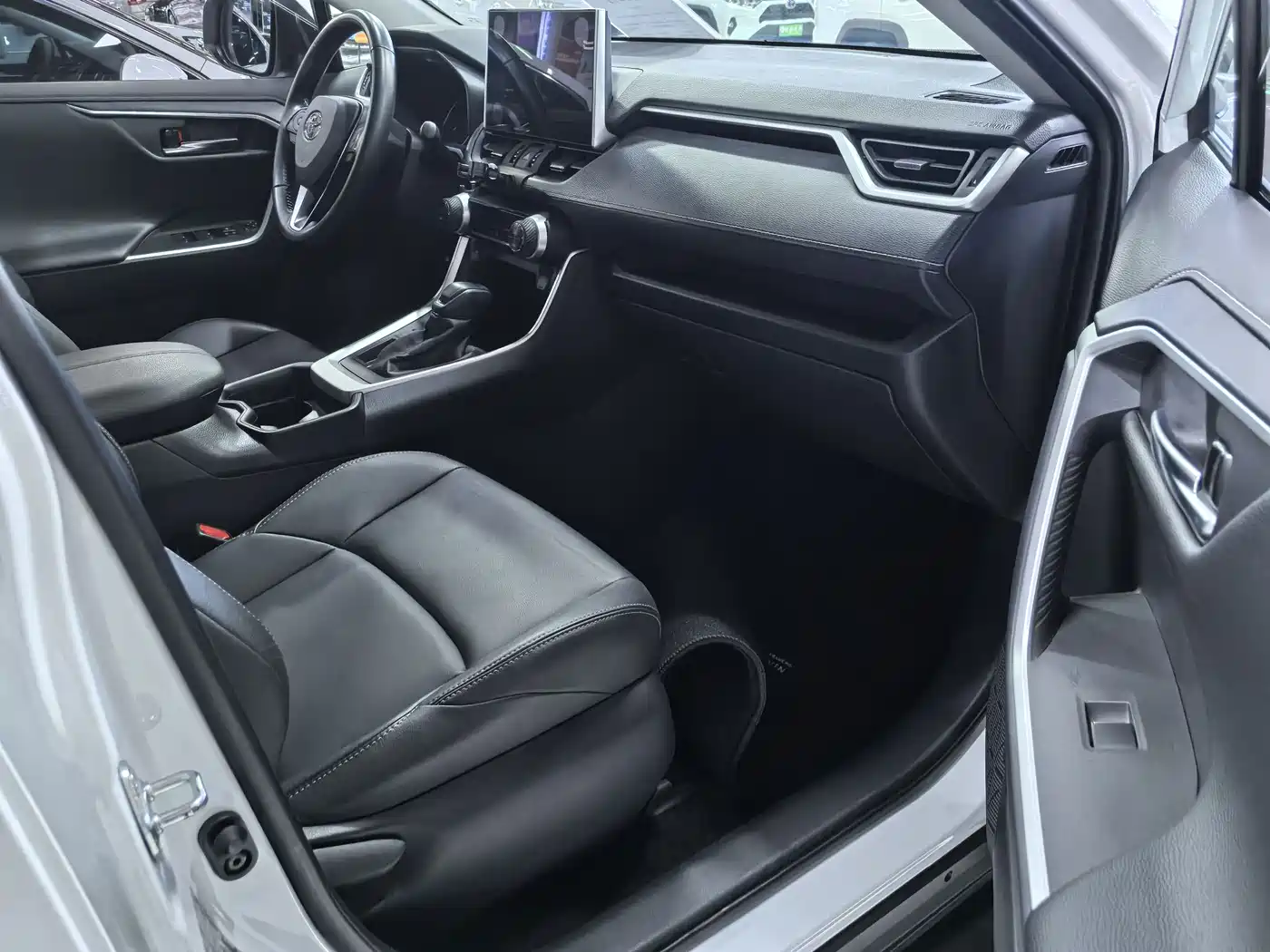 Toyota Wildlander 2022 2.0L CVT FWD Luxury Edition фото 11