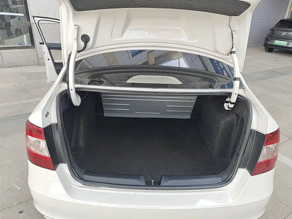 Škoda Rapid 2013 1.6L Automatic Smart Selection фото 15