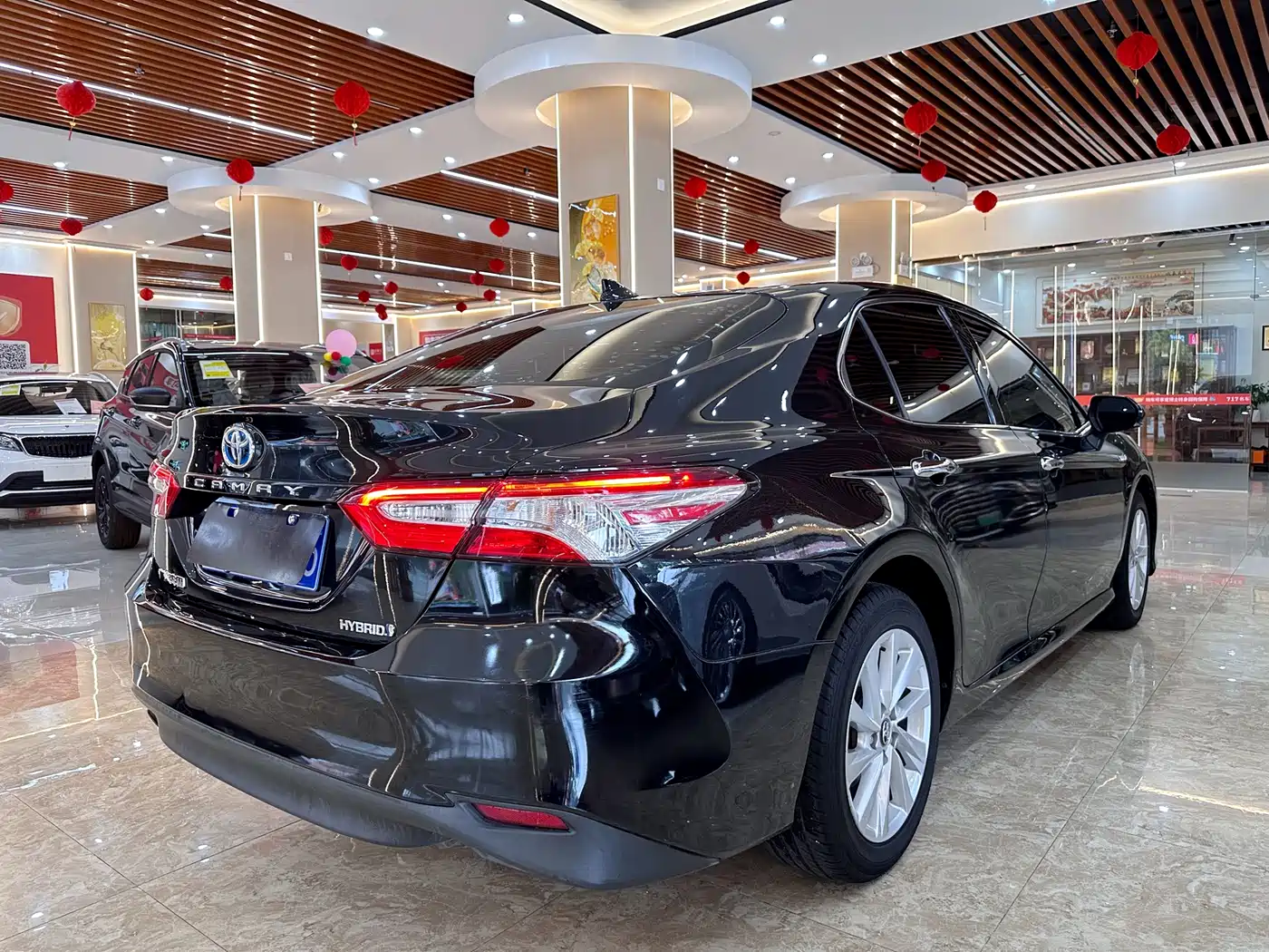 Toyota Camry 2021 Hybrid 2.5HGVP Leading Edition фото 4