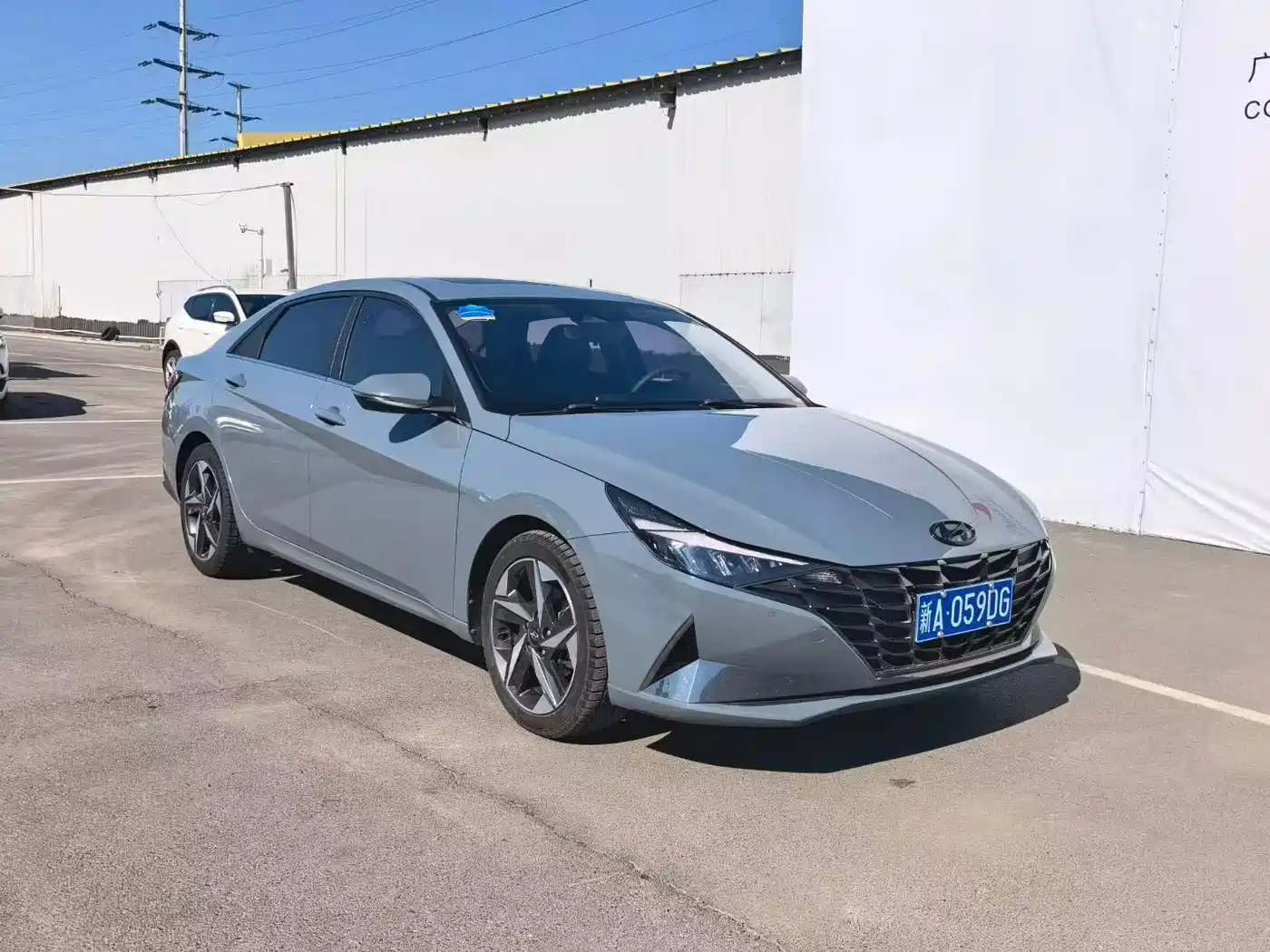 Hyundai Elantra 2021 1.5L CVT LUX Premium Edition фото 3