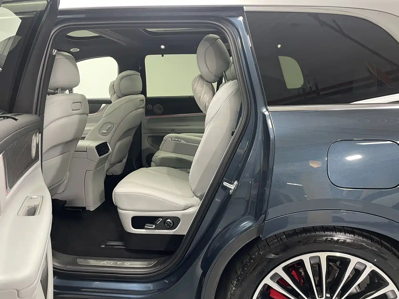 AITO Wenjie AITO M9 2024 Extended Range Ultra 42kWh 6-Seater фото 10