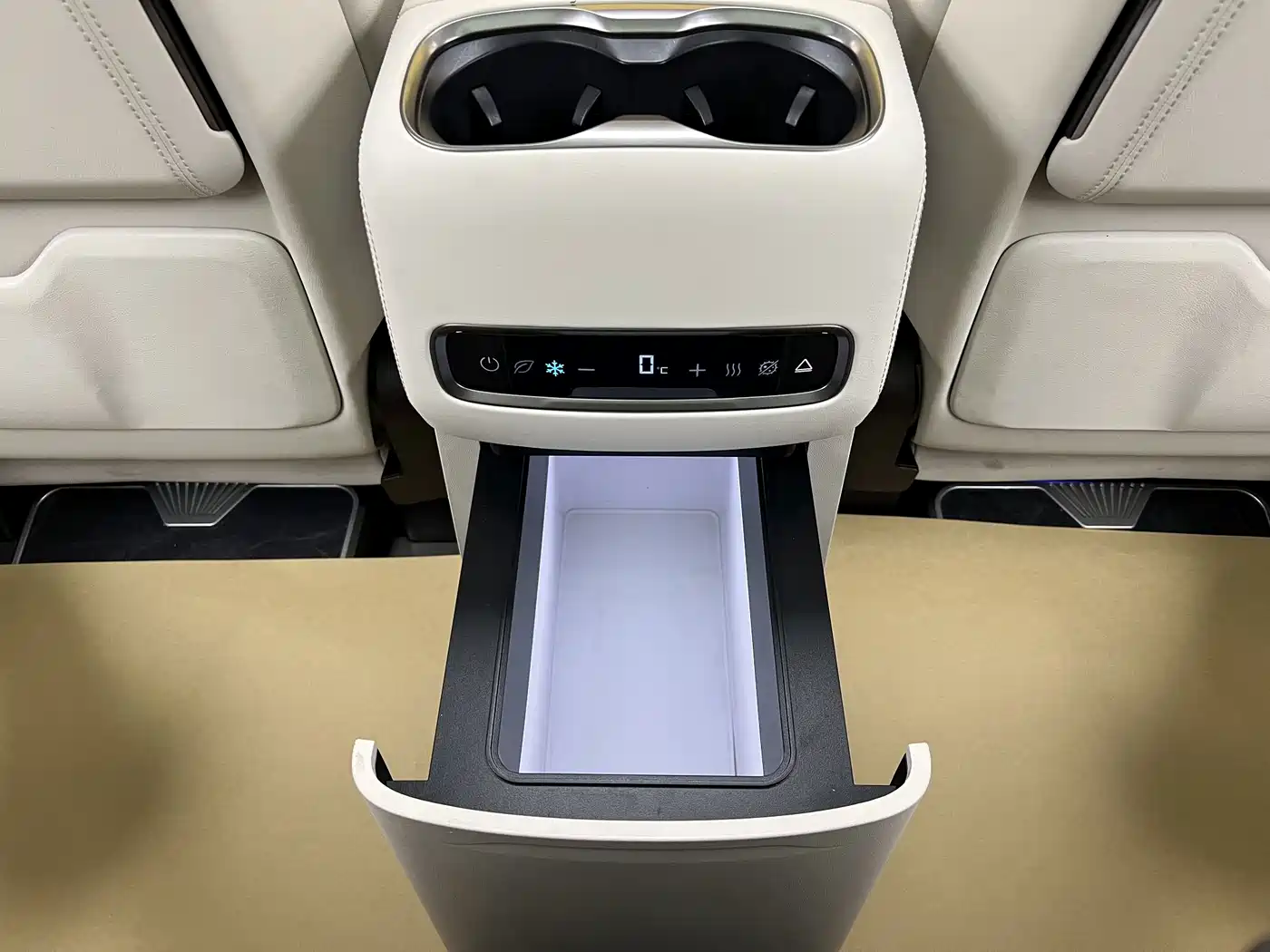 Denza D9 2025 2025 Model DM-i Smart Drive Edition 1020 AWD Flagship
