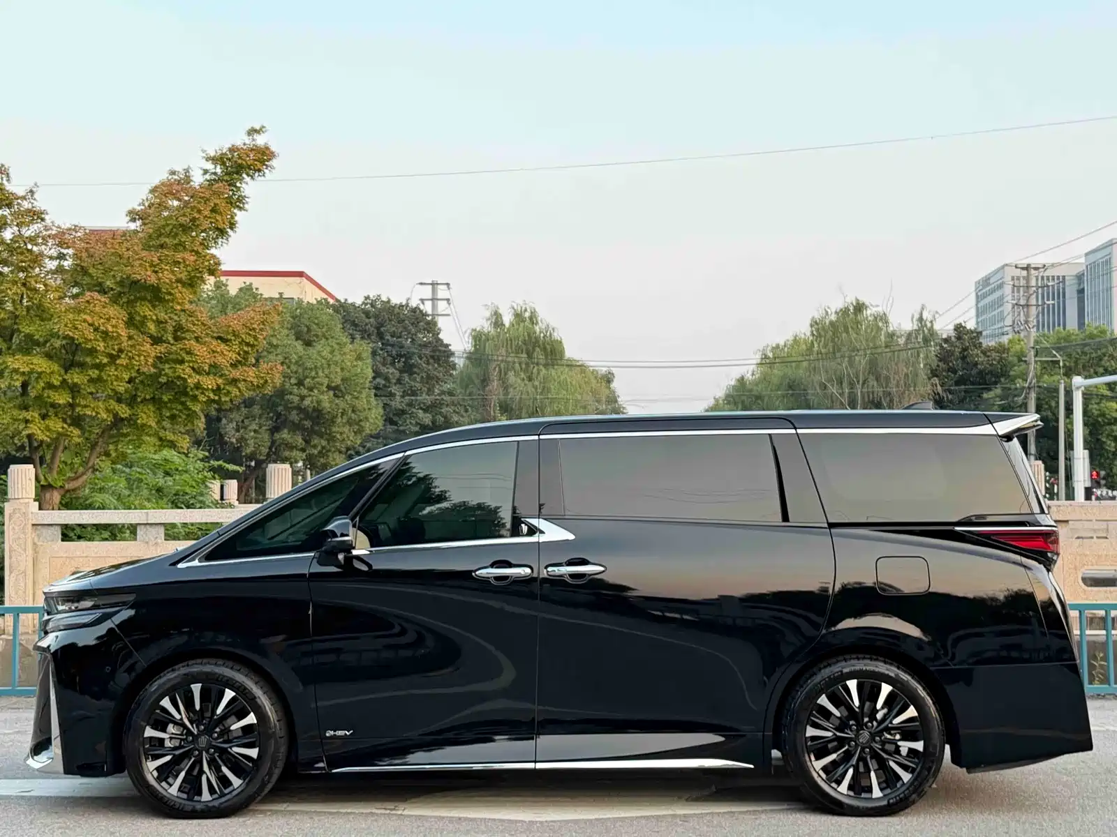 Фото 3 - Toyota Vellfire