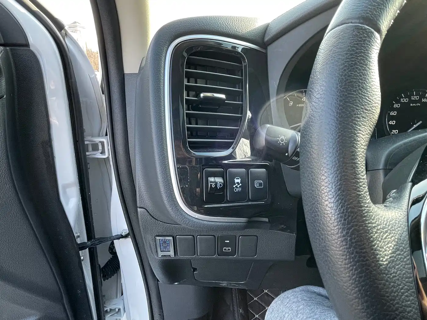 Mitsubishi Outlander 2021 Facelift 2.0L 2WD Premium Edition 7-Seater фото 23