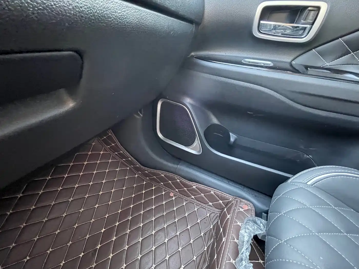Mitsubishi Outlander 2021 Facelift 2.0L 2WD Premium Edition 7-Seater фото 37