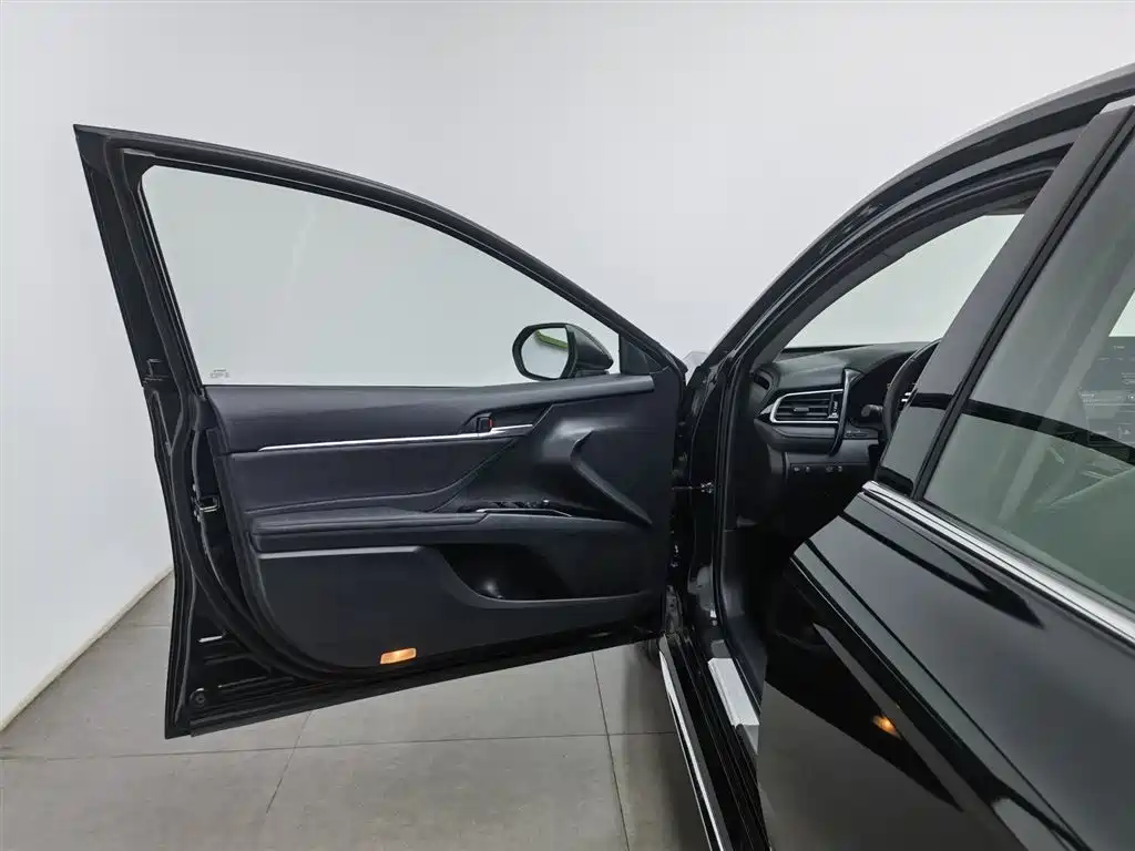 Toyota Camry 2023 Hybrid 2.5HG Luxury Edition фото 8