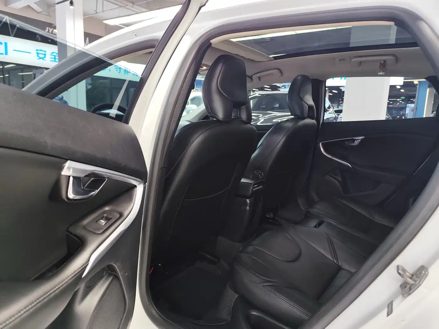 Volvo V40 2018 2018 T3 R-Design Edition