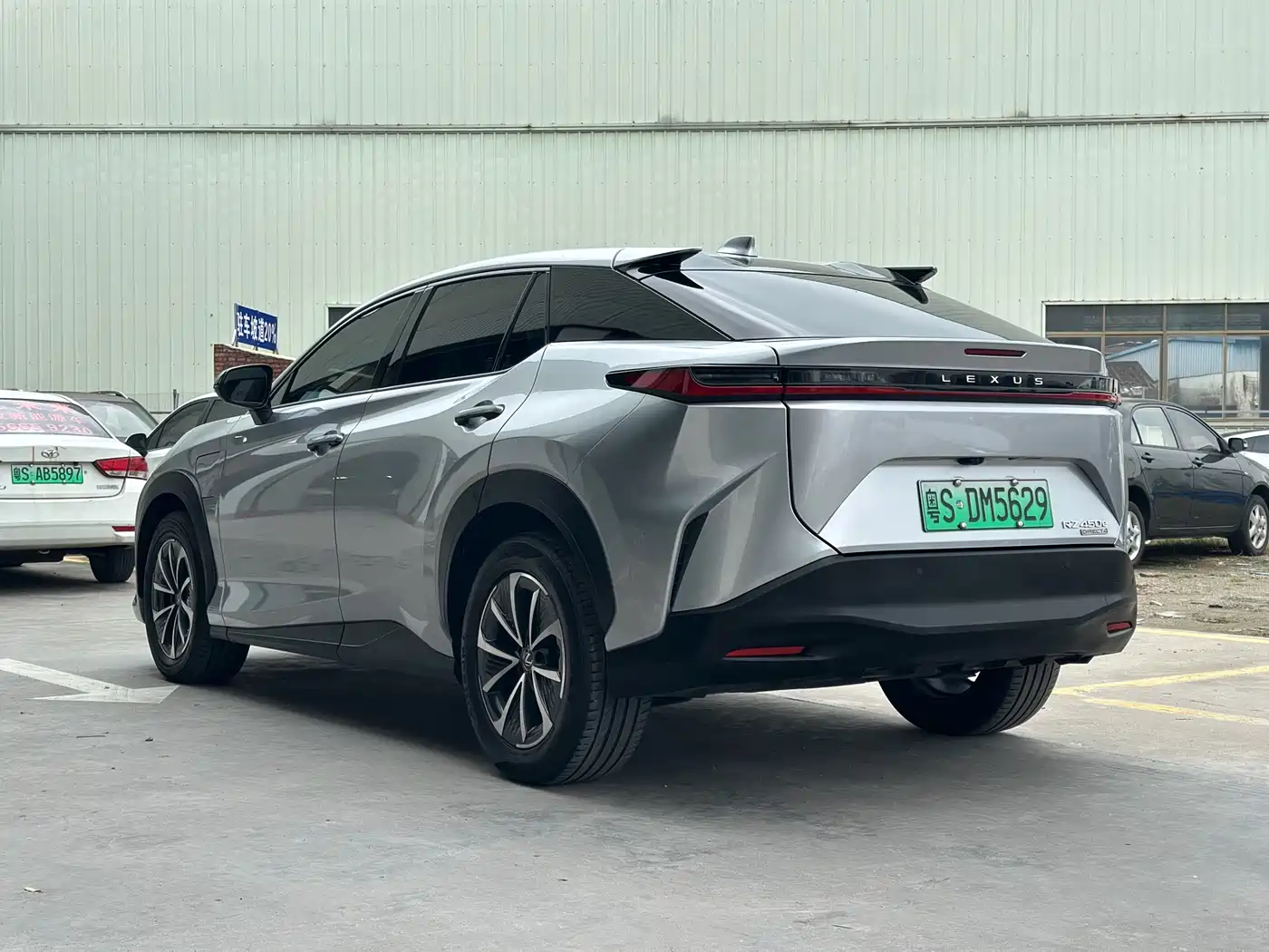 Lexus RZ 2023 450e 4WD Expedition Edition фото 4