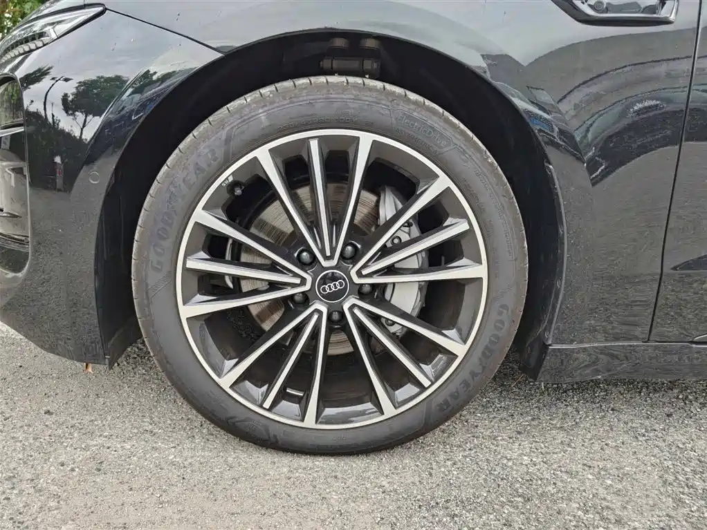 Photo 15 - Audi A6L e-tron