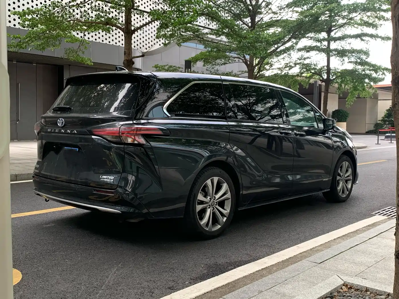 Toyota Sienna 2023 2.5L Hybrid Premium Edition фото 7
