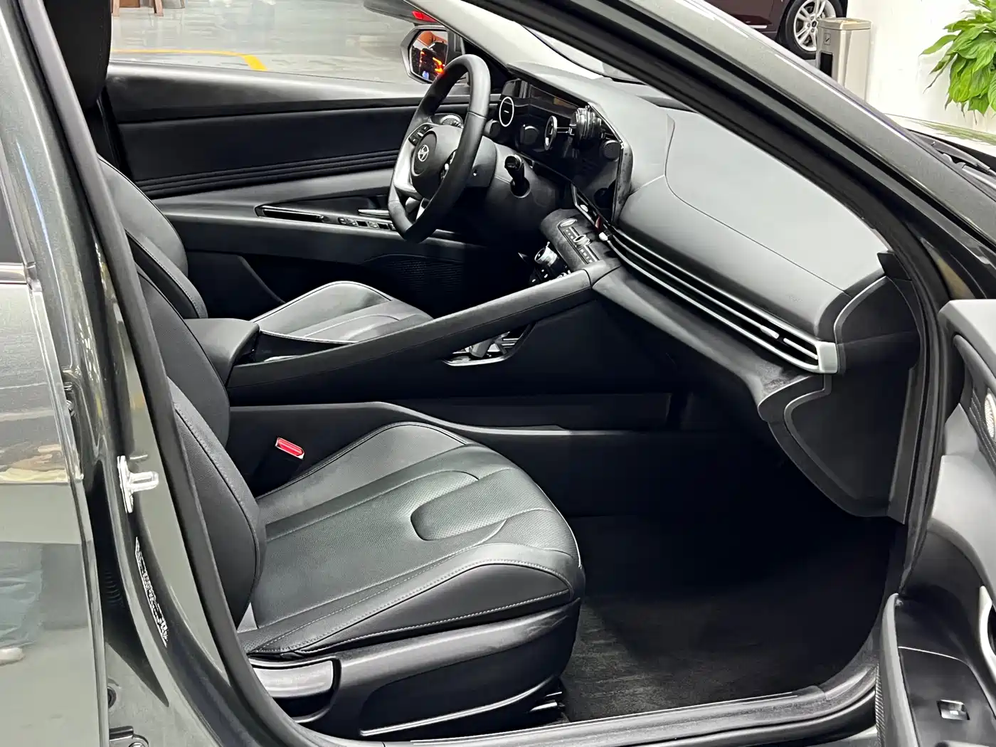 Hyundai Elantra 2023 Model 1.5L CVT LUX Premium Edition фото 9