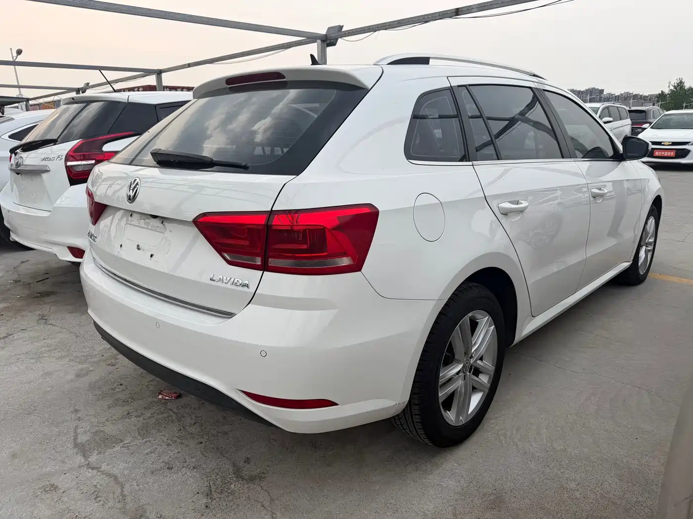 Volkswagen Lavida Tour 2015 1.6L Automatic Comfort Edition фото 5