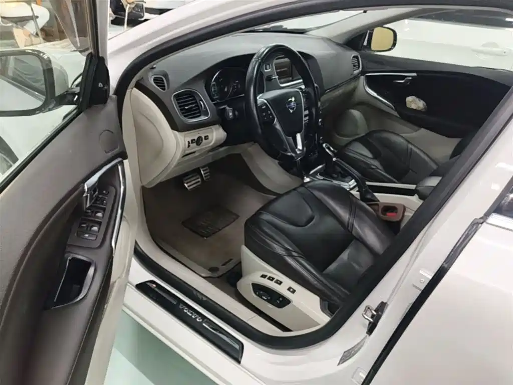 Фото 16 - Volvo V40