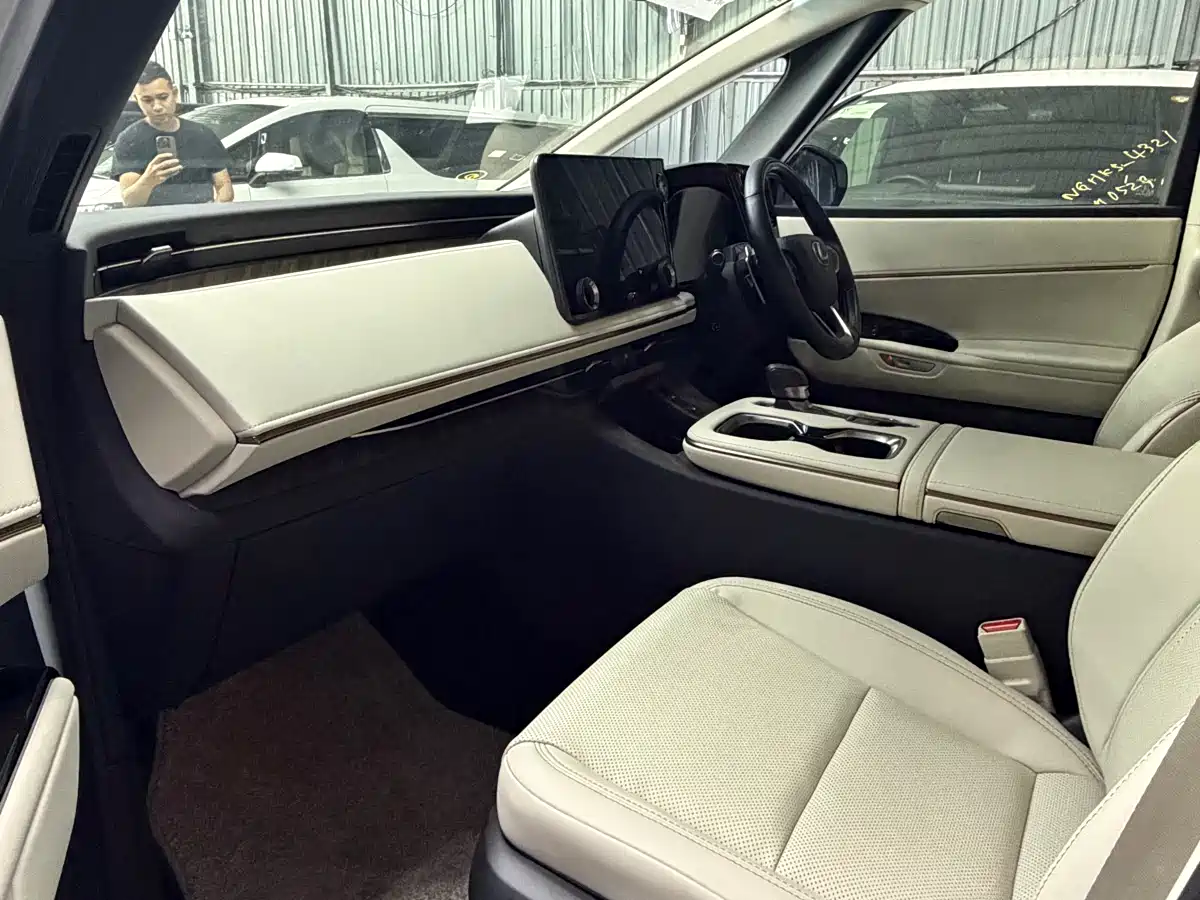 Lexus LM 2025 Model 500h Four-Seater Imperial Edition фото 5