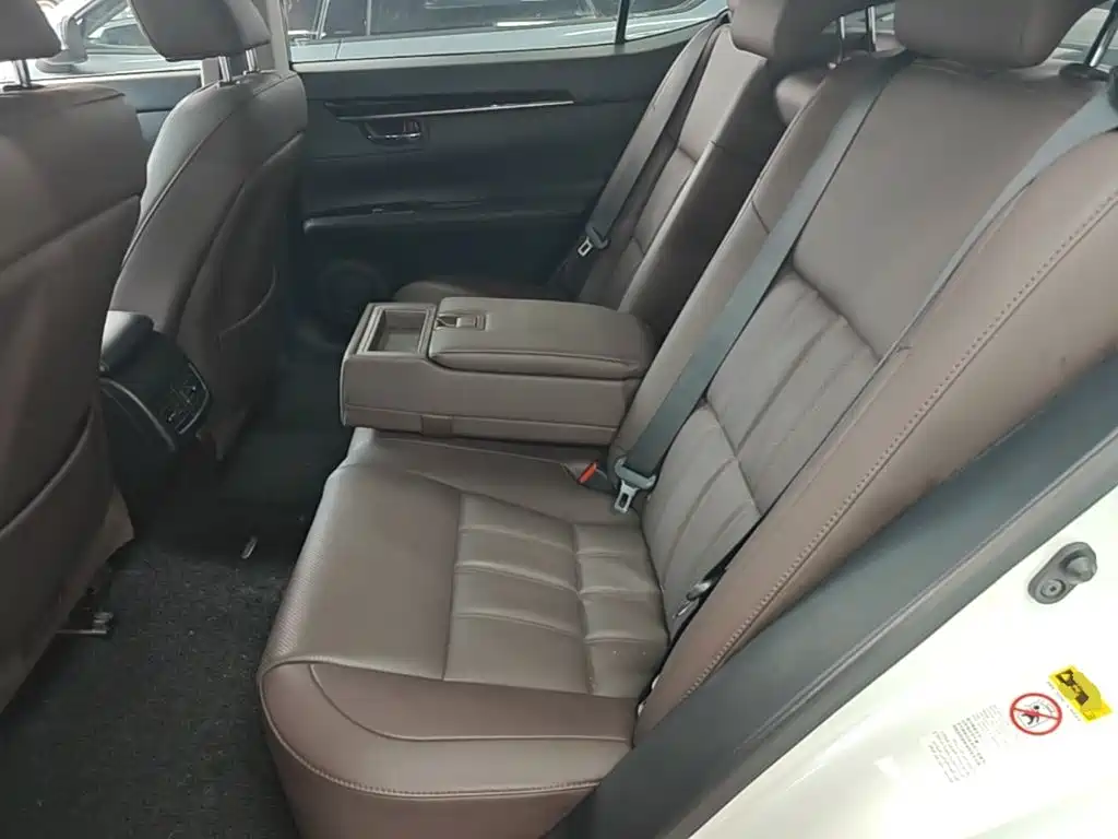 Фото 17 - Lexus ES