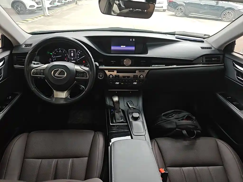 Фото 10 - Lexus ES