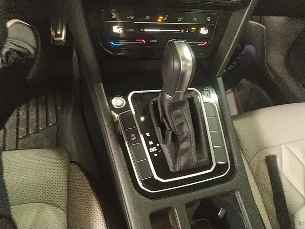 Volkswagen Magotan 2024 2 Million Units Public Sharing Edition 330TSI DSG Luxury фото 14