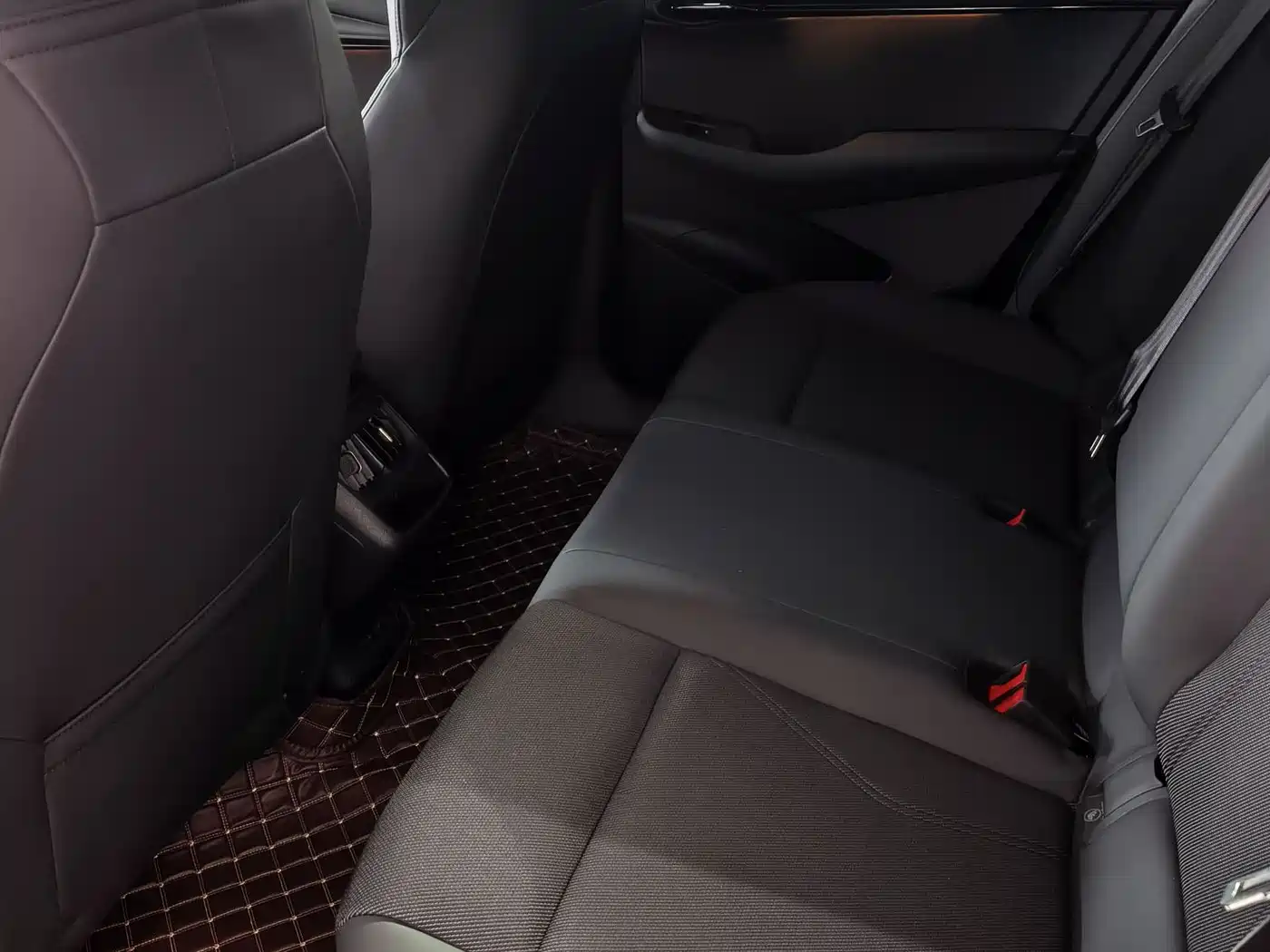 VOLKSWAGEN WITH THE CROWD 06