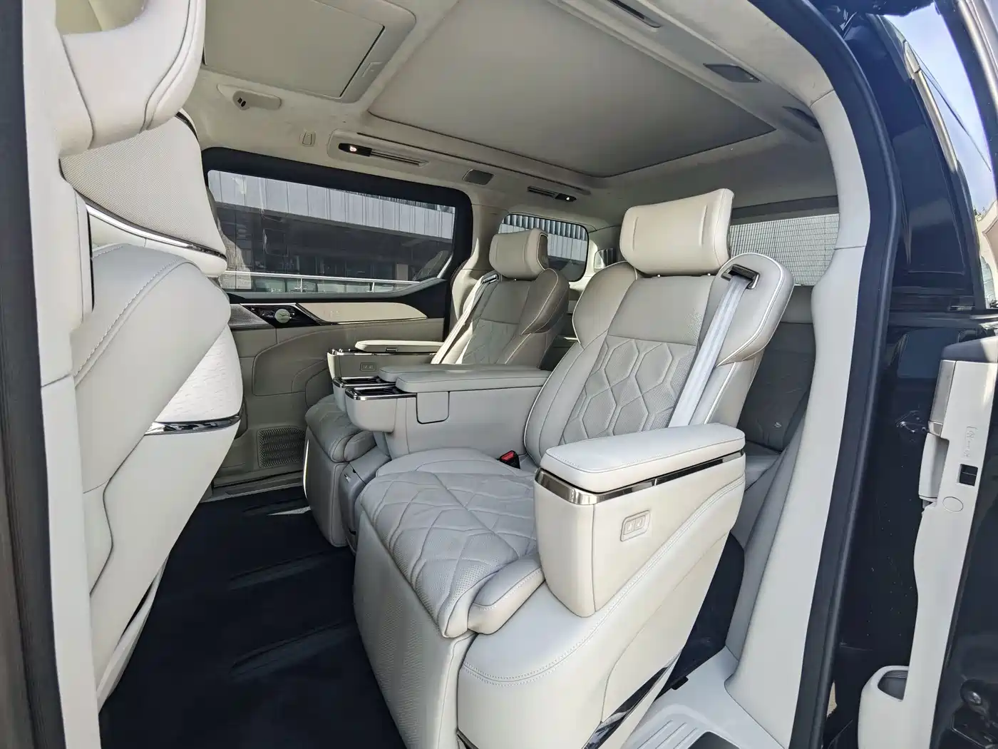 Volvo EM90 2024 2025 Ultra Six-Seater