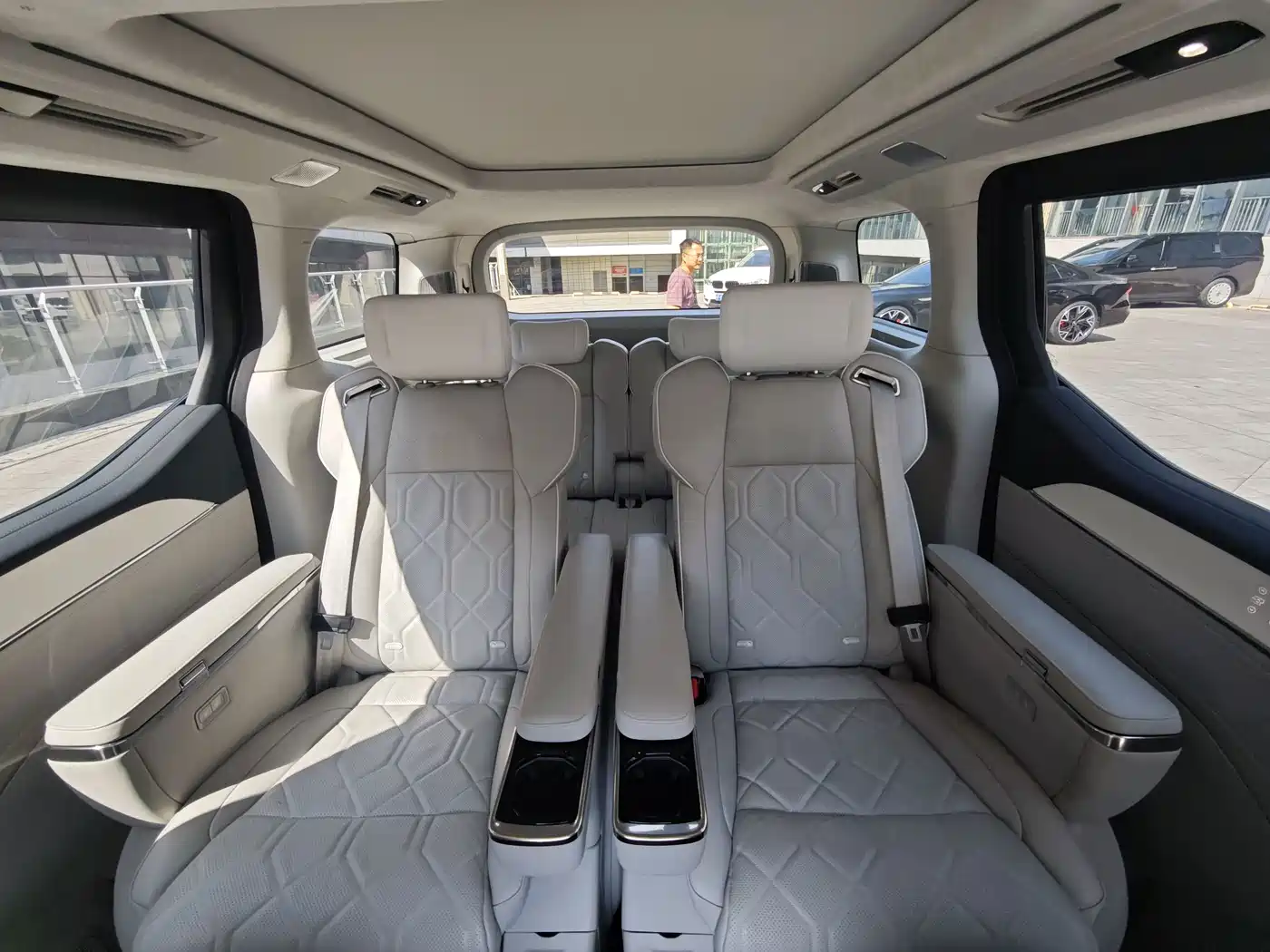 Volvo EM90 2024 2025 Ultra Six-Seater