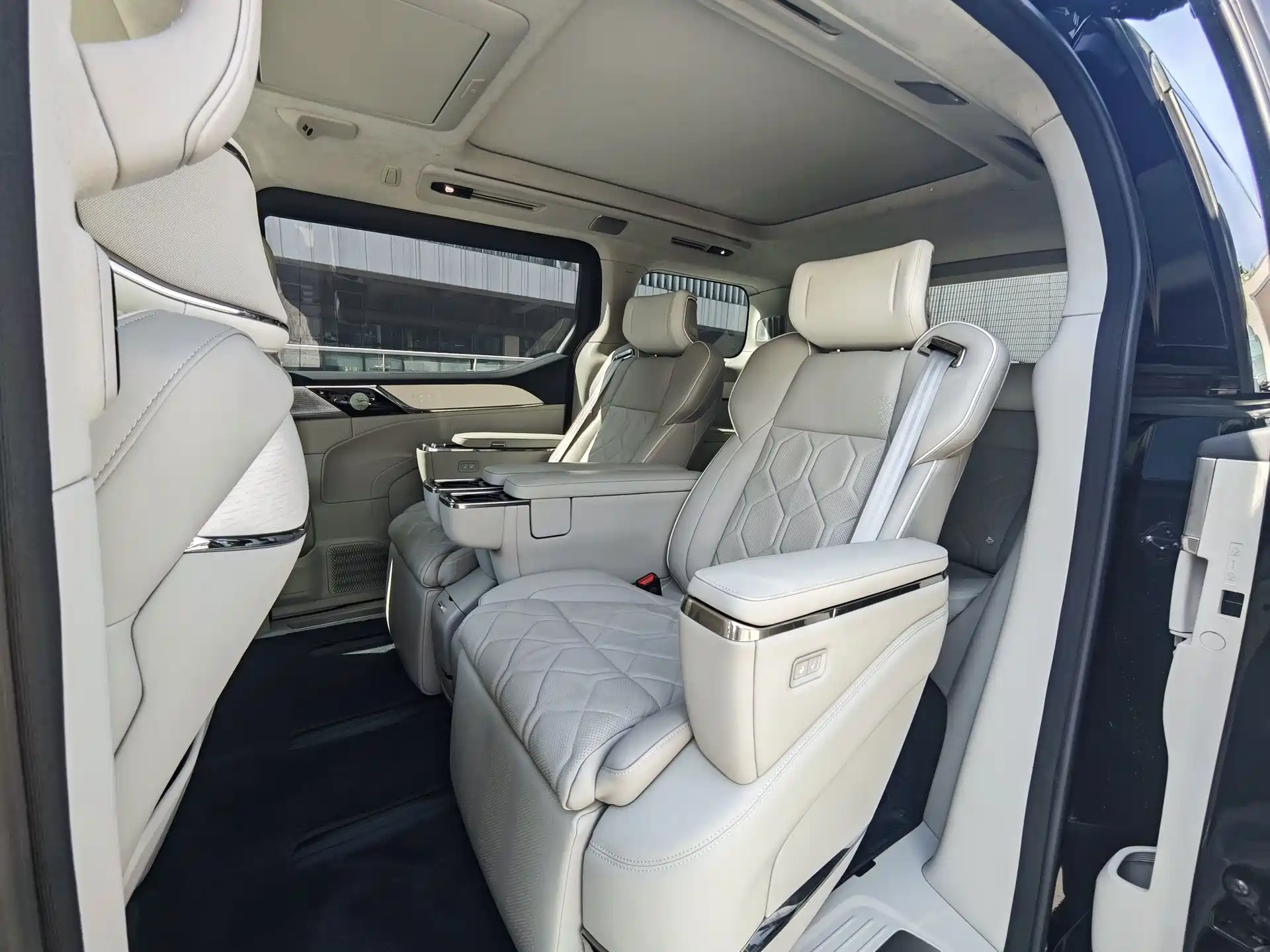 Фото 23 - Volvo EM90