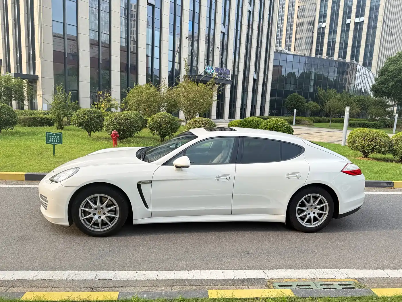 Porsche Panamera 2010 Panamera 3.6L фото 2