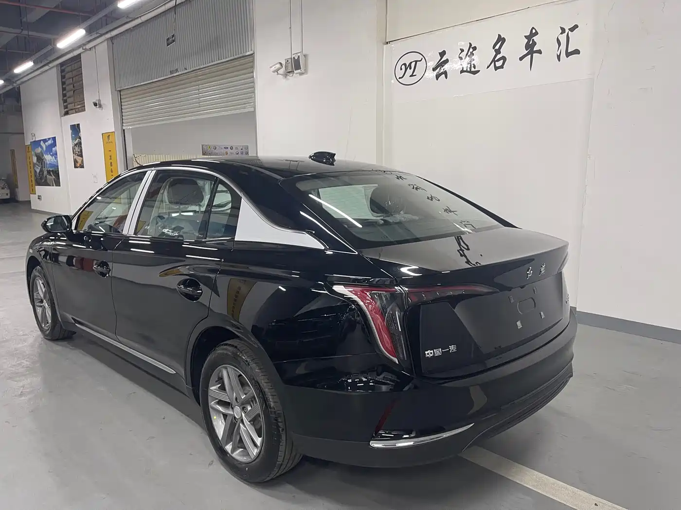 Hongqi E-QM5 фото 9