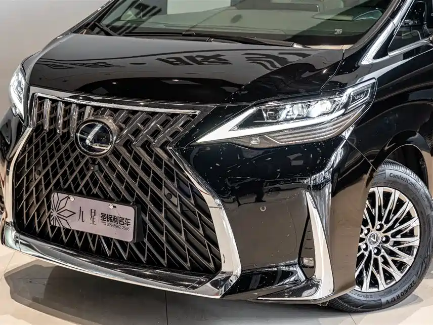 LEXUS LM