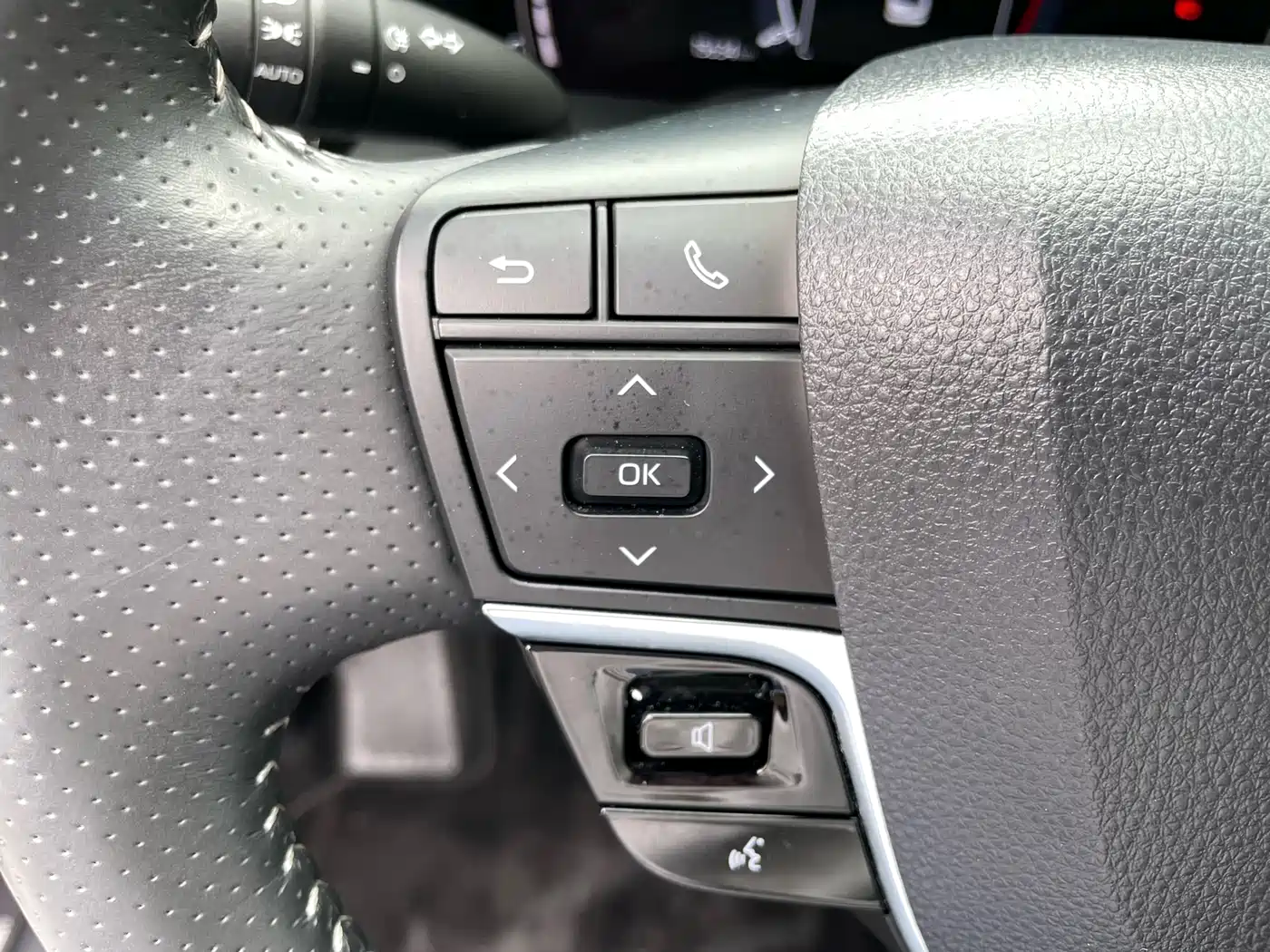 Toyota Camry 2024 Hybrid 2.0HGVP Luxury Edition фото 16