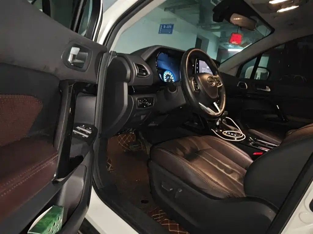 GAC Trumpchi Trumpchi GS4 2018 235T Automatic 2WD Luxury Smart Connect Million Commemorative Edition фото 14