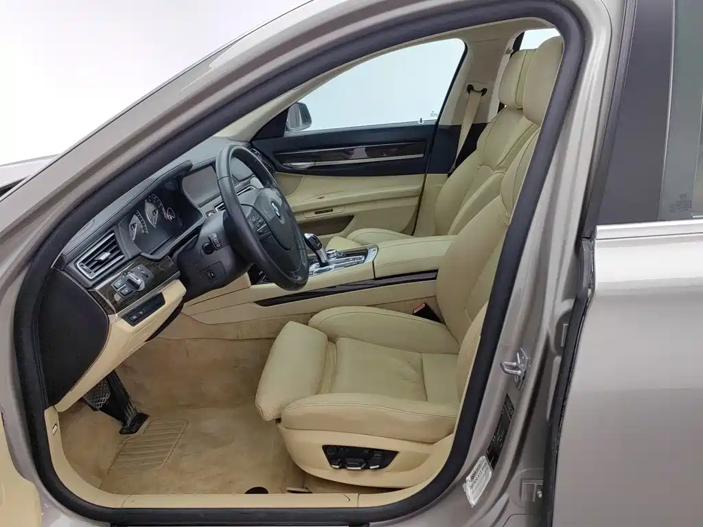 Фото 10 - BMW 7 Series